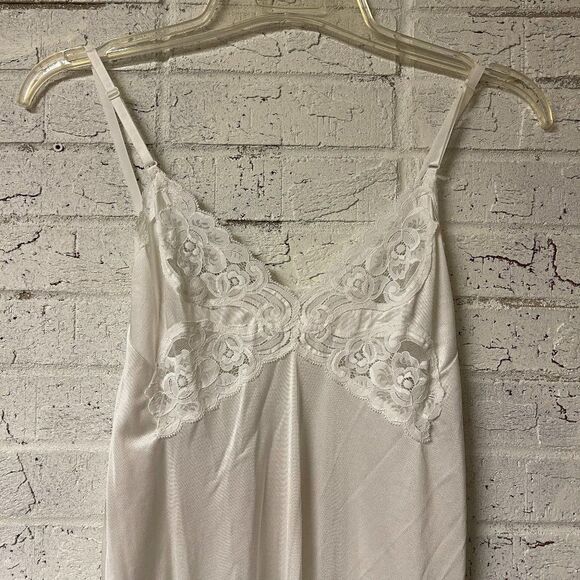 Vintage Vanity Fair 32 Long Lace Cream Slip - Picture 1 of 8